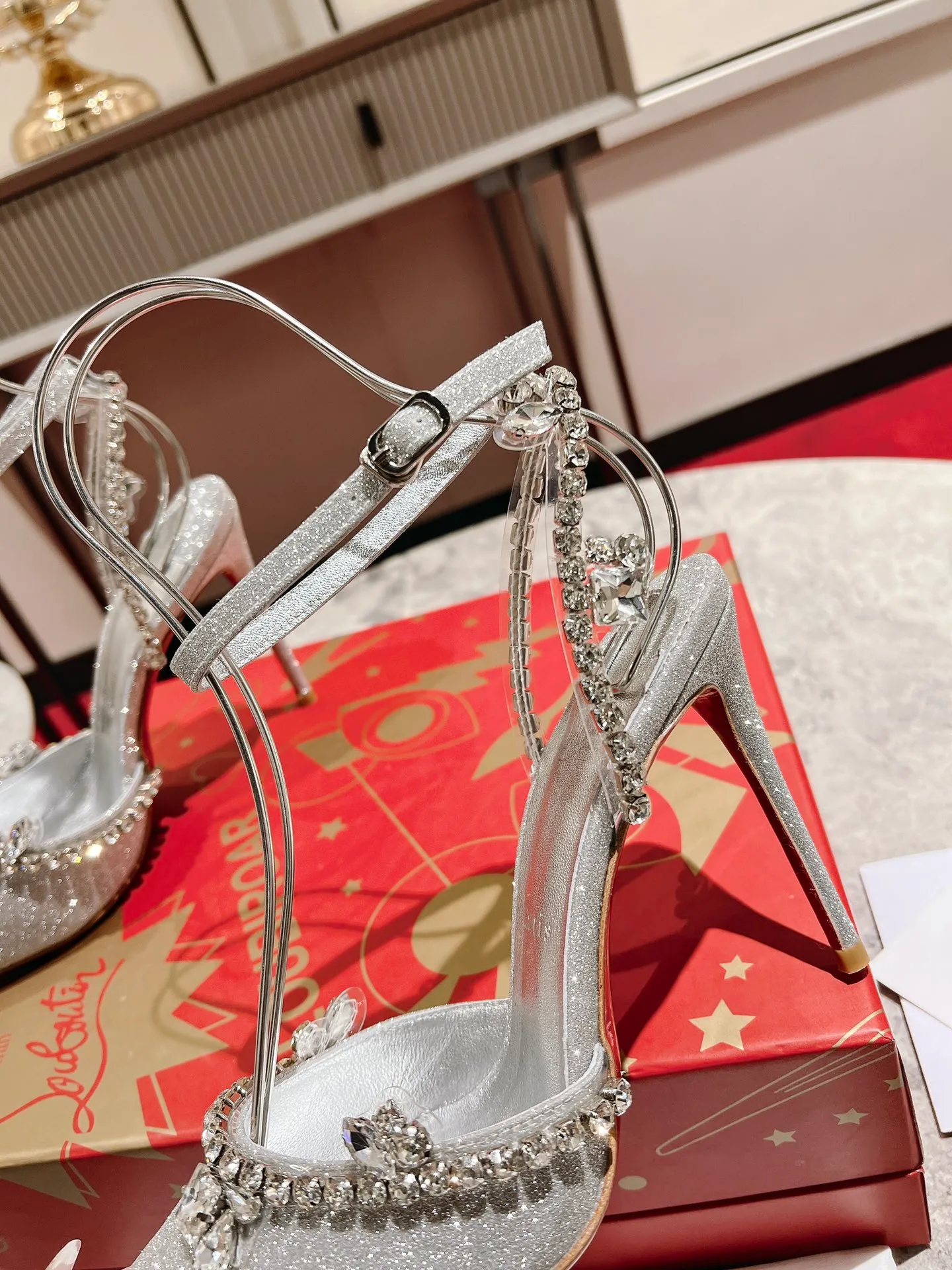 👟👟Ex-factory price 600👟👟 🆑❥∙ Crystal Sandals ✪【NEW .✔︎】 (Customized, non-refundable and non-exchangeable) Marykate Queen from Maison Christian Taking inspiration from Louboutin's iconic Spikaqueen and Degrastrass models, a pointed toe box is seamlessly combined with a delicate ankle strap to form the stunning d'Orsay sandal. The wraparound ankle strap is crafted from silver glitter-embellished calfskin and perches on a 100mm stiletto heel, wrapped in the same creative material. Two decorative bands are embellished with slate and gemstones for a truly striking look. Size: 34 yards-42 yards Heel height: 10cm Color: silver